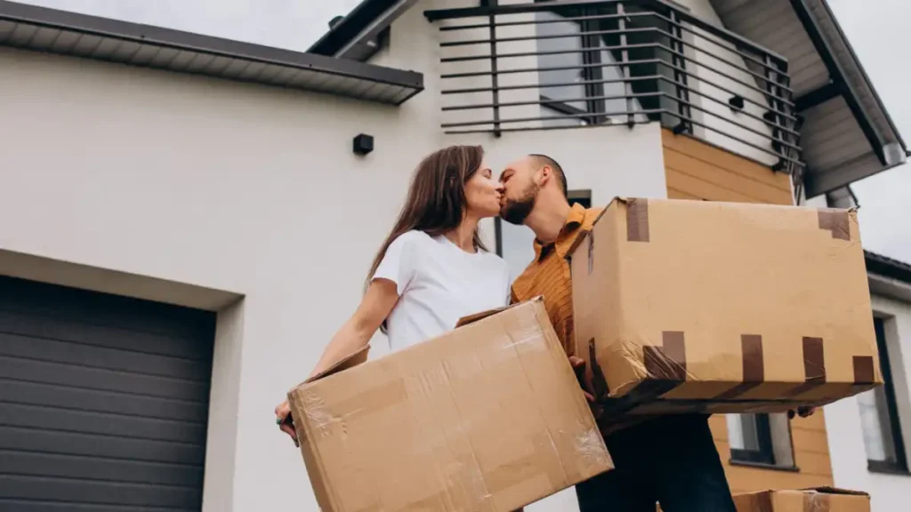 що можна подарувати на новосілля молодій парі