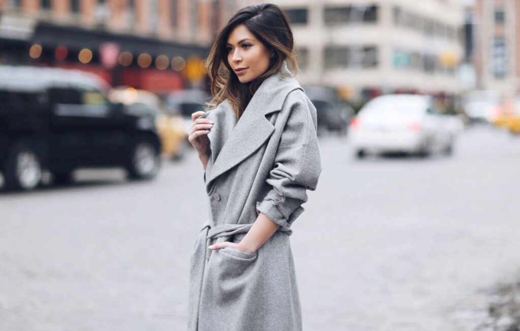 серое пальто с чем носить