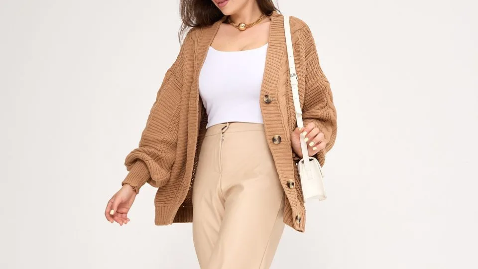 білий в'язаний кардиган із чим носити