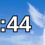 22:44 на годиннику