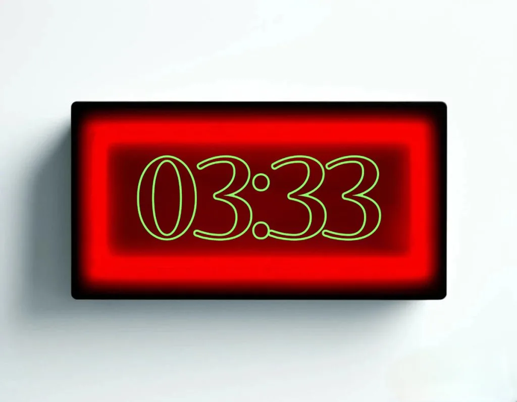 03:33 на годиннику