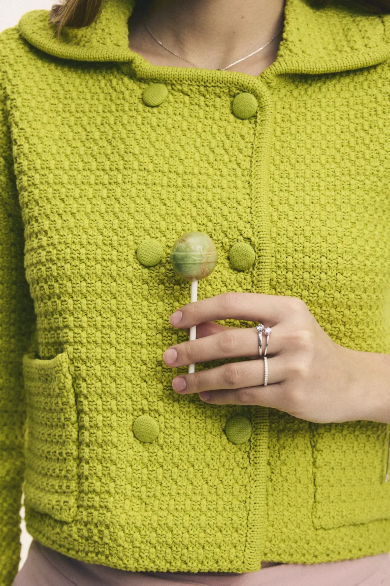 золотое кольцо с бриллиантом